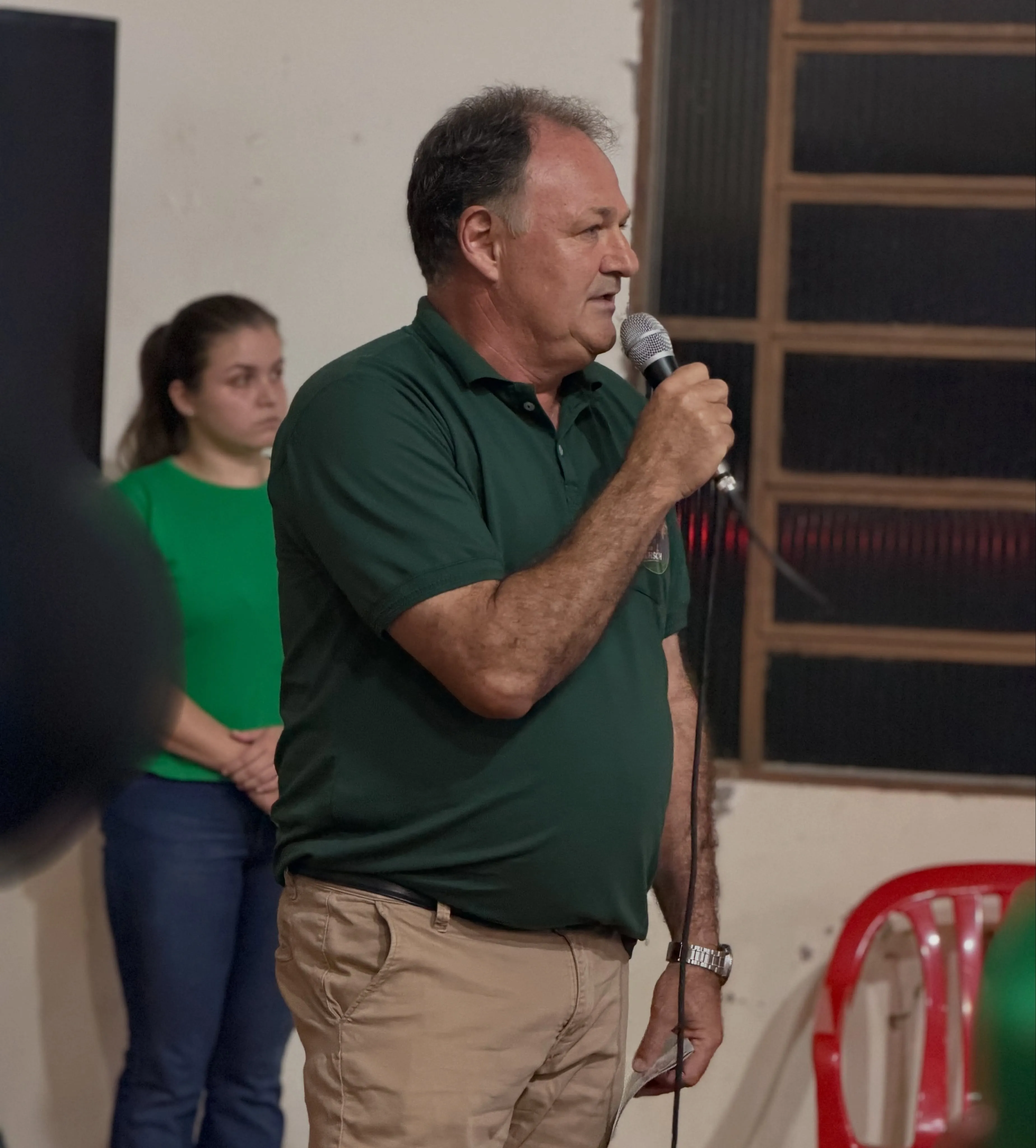 Valter Mensch hablando con vecinos de Santa Rita