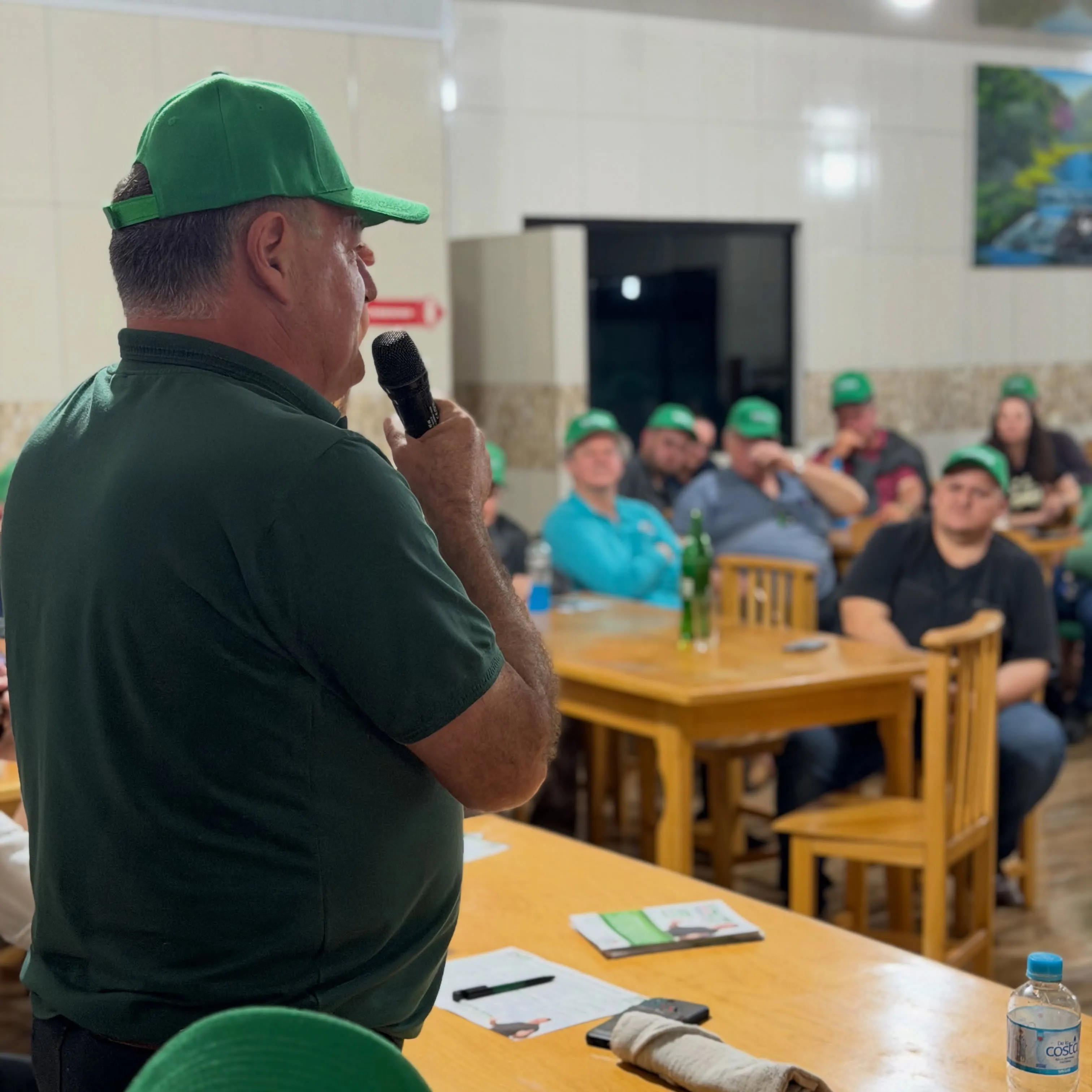 Valter Mensch en una reunión con vecinos