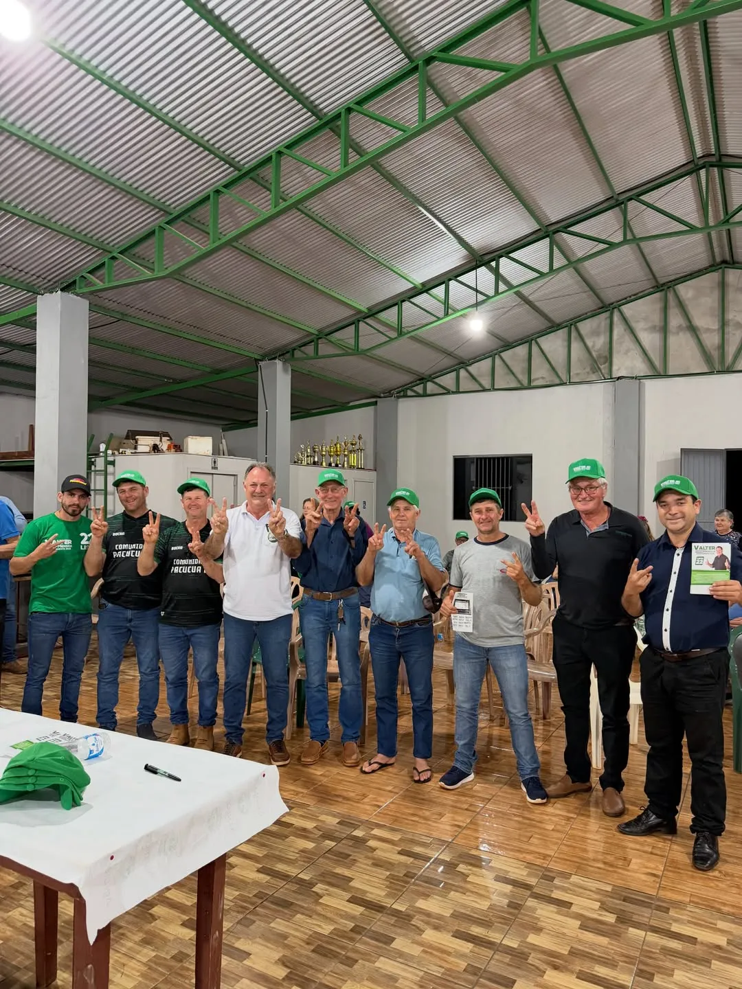 Valter Mensch junto a su equipo de campaña